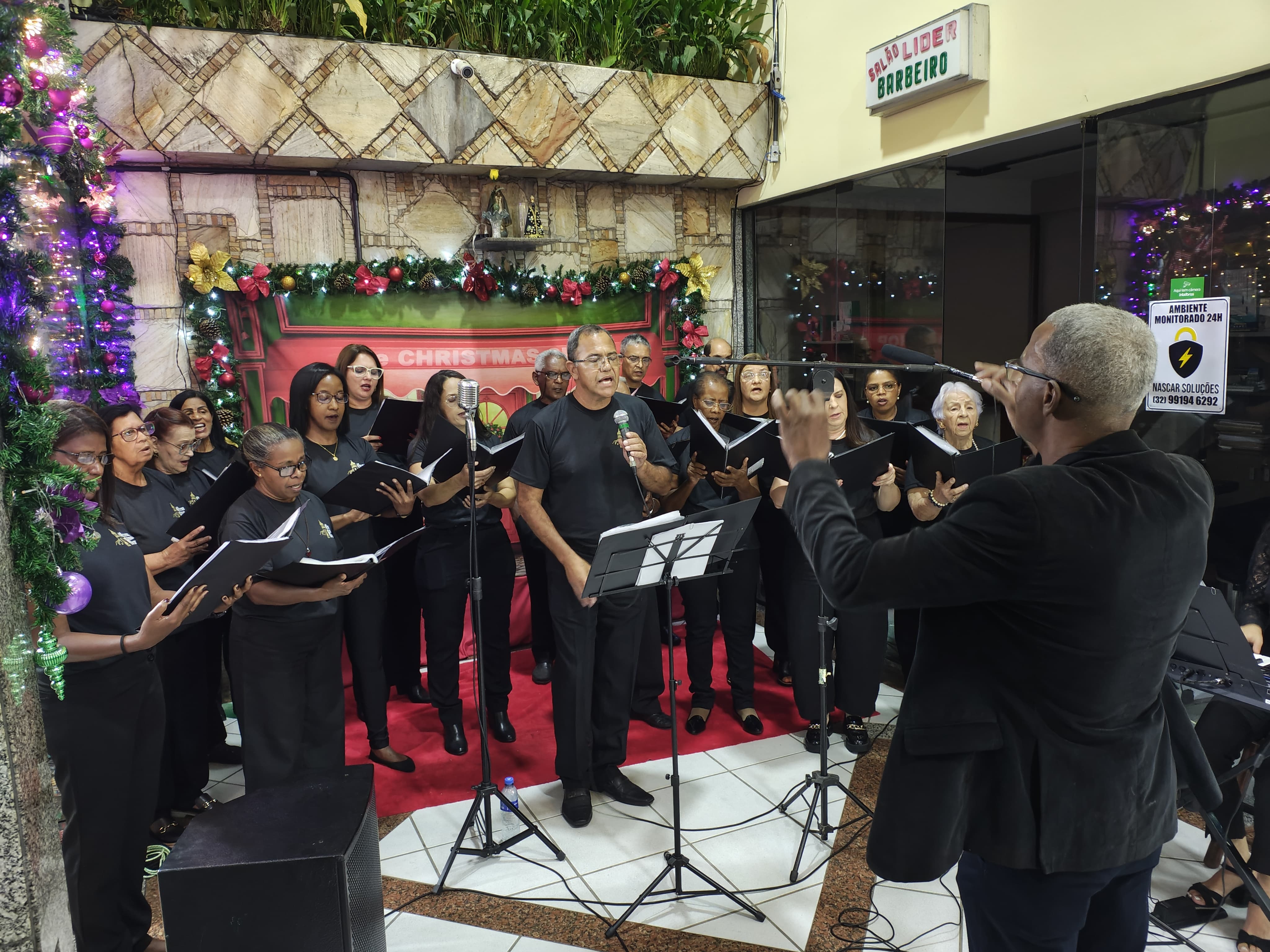 Cantata de Natal no Shopping Campos Henriques encanta público em Santos Dumont